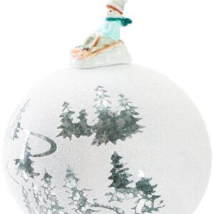 BRUBAKER Weihnachtsbaumkugel Premium Weihnachtskugel - Skipiste mit Ski/Schlitten Porzellan Figur (1 St), Glitzer Kugel mit Schnee Landschaft - 10 cm Glas Baumkugel Handarbeit