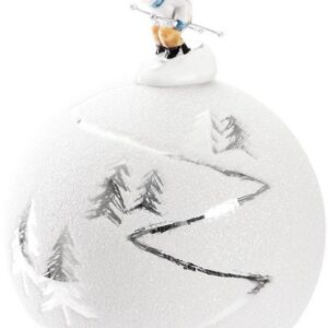 BRUBAKER Weihnachtsbaumkugel Premium Weihnachtskugel - Skipiste mit Ski/Schlitten Porzellan Figur (1 St), Glitzer Kugel mit Schnee Landschaft - 10 cm Glas Baumkugel Handarbeit