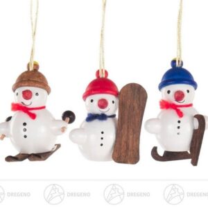 Dregeno Erzgebirge Christbaumschmuck Baumschmuck Behang Schneemanntrio Wintersportler Breite x Höhe x Tie, mit Faden zum aufhängen und Schlitten Ski Snowboard