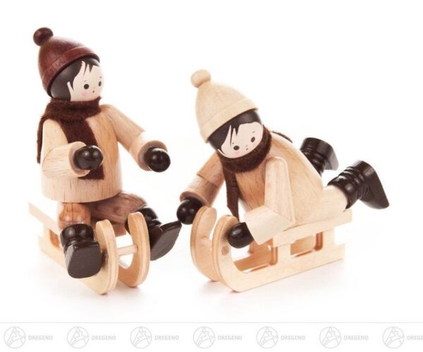 Dregeno Erzgebirge Weihnachtsfigur Miniatur Schlittenkinder natur (2) Höhe ca 6 cm NEU, auf Schlitten mit Mütze und Schal