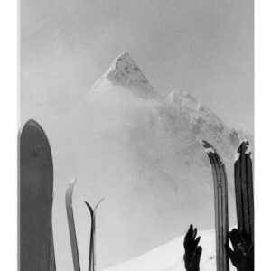 Posterlounge Acrylglasbild Vintage Ski Collection, Wartende Skier, Vintage Fotografie