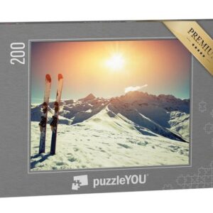 puzzleYOU Puzzle Skier im Schnee in den Bergen, 200 Puzzleteile, puzzleYOU-Kollektionen Sonne, Sport, Winter, Himmel & Jahreszeiten